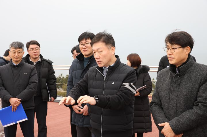 [서울=뉴시스] 사진은 박범수 농림축산식품부 차관이 지난 1월 20일 오후 전북 부안 새만금 농생명용지 7-1공구에 추진중인 복합곡물전문생산단지를 방문해 관계자들로부터 사업 추진 현황에 대해 설명을 듣고 있는 모습. (사진=농림축산식품부 제공) 2025.01.20. photo@newsis.com *재판매 및 DB 금지