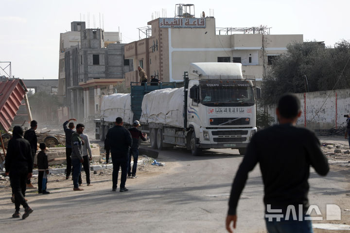 [ 라파= 신화/뉴시스] 가자지구의 라파 관문을 통과한 이집트 국경에 대기중이던 구호품 트럭들을 가자지구 주민들이 뛰어나오며 환영하고 있다.  하마스와 이스라엘군의 정전합의가 효력을 발휘한 19일부터 이집트 국경에 대기중이던 수백대의 구호품과 연료 트럭들이 반입되기 시작했다. 2025. 01.30