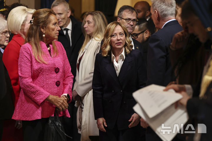 [워싱턴=AP/뉴시스] 조르자 멜로니 이탈리아 총리가 지난 1월 20일(현지 시간) 도널드 트럼프 미국 대통령 당선인의 취임식이 열리는 미 연방의회 의사당 로툰다 홀에서 케빈 매카시 전 하원의장을 만나고 있다. 2025.04.18.