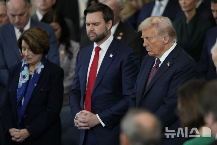 [워싱턴=AP/뉴시스]도널드 트럼프 미국 대통령과 JD 밴스 미국 부통령이 지난 1월20일 미국 워싱턴DC 국회의사당에서 열린 취임식에서 기도하고 있다. 그는 취임 즉시 전현직 정보 관리들에 대한 국가기밀 접근권 박탈을 언급했으며 8월 19일 국가정보국이 이를 현실화 했다. 2025.08.20.
