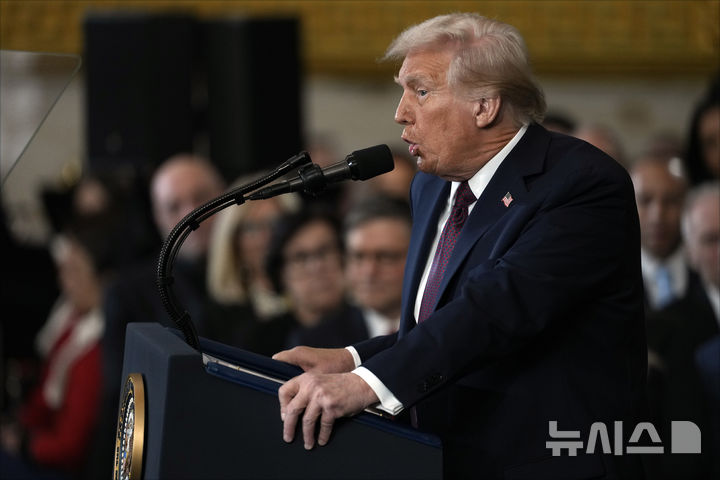 [워싱턴=AP/뉴시스] 도널드 트럼프 미국 대통령이 20일(현지시간) 미 국회의사당 중앙홀에서 취임 연설을 하고 있다. 2025.01.21