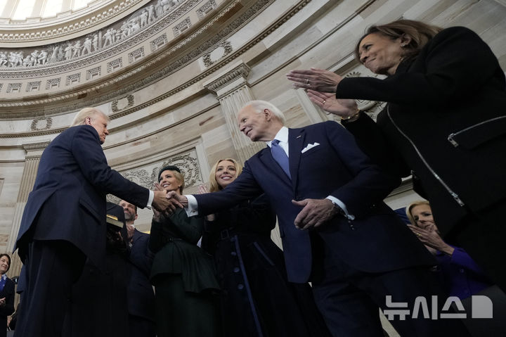 [워싱턴=AP/뉴시스] 도널드 트럼프 미국 대통령이 20일(현지 시간) 미국 워싱턴 연방의회 의사당 로툰다 홀에서 열린 47대 대통령 취임식에 참석해 조 바이든 전 대통령과 악수하고 있다. 2025.01.21.