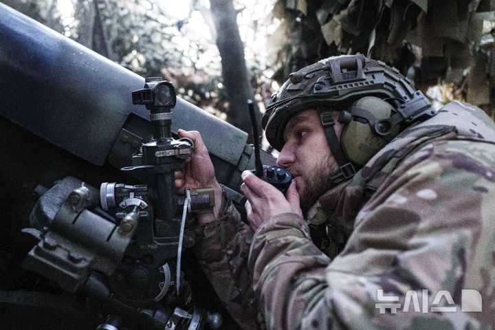 [포크로우스크=AP/뉴시스] 우크라이나 전쟁 발발 이후 우크라이나군 사상자가 100만명을 넘겼다는 러시아 측 주장이 20일(현지 시간) 나왔다. 사진은 지난달 20일 우크라이나 '체르보나 칼리나' 여단 소속 군인이 도네츠크주 포크로우스크 최전선에서 러시아군 진지 포격을 준비하는 모습. 2025.01.21.