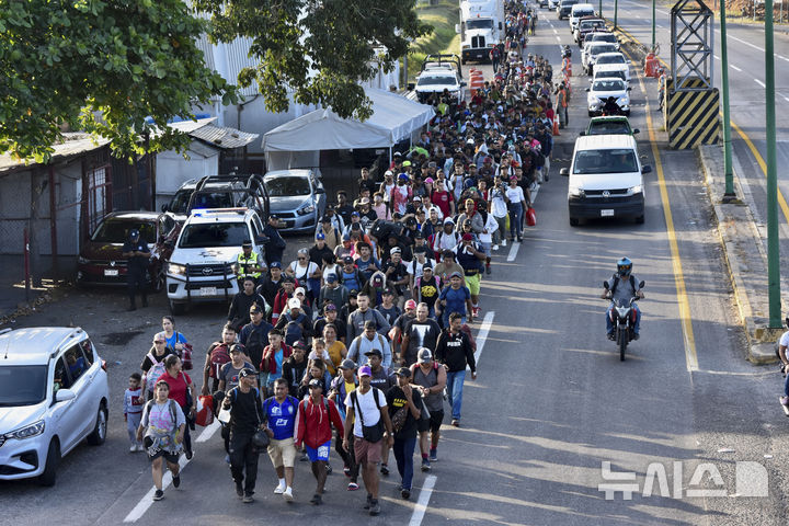 [멕시코=AP/뉴시스] 도널드 트럼프 미국 대통령 취임일인 지난 20일(현지 시간) 이민자들이 멕시코 치아파스 주 타파출라를 통과해 미국 국경으로 향하고 있다. 2025.01.26.