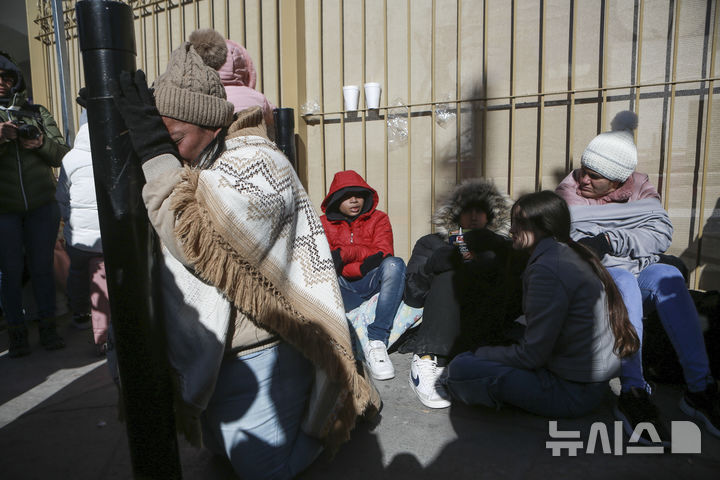[티후아나=AP/뉴시스] AP통신은 21일 '이민자들이 합법적으로 미국에 입국할 수 있는 구원이 됐던 국경 애플리케이션이 종료된다'는 제목의 기사를 보도했다. 2025.01.21.