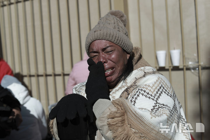 [멕시코=AP/뉴시스] 20일(현지 시간) 멕시코 시우다드 후아레스 파소 델 노르테 국제 다리에서 콜롬비아 이민자가 미국 세관국경보호국(CBP)의 CBP One 앱의 입국·망명 예약이 취소된 것을 확인한 뒤 슬픔에 잠겨있다. 미국 세관국경보호국(CBP)는 이날 이민 희망자들의 입국·망명 신청을 예약할 수 있도록 한 CBP One 앱의 가동을 중단했다. 2025.01.21.