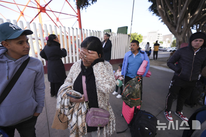 [티후아나=AP/뉴시스] 이민자가 20일(현지 시간) 멕시코 티후아나의 국경 검문소에서 미국 세관국경보호국(CBP)의 CBP One 앱의 입국·망명 예약이 취소된 것을 확인한 뒤 슬픔에 잠겨있다. 미국 세관국경보호국(CBP)는 이날 이민 희망자들의 입국·망명 신청을 예약할 수 있도록 한 CBP One 앱의 가동을 중단했다. 2025.01.21.