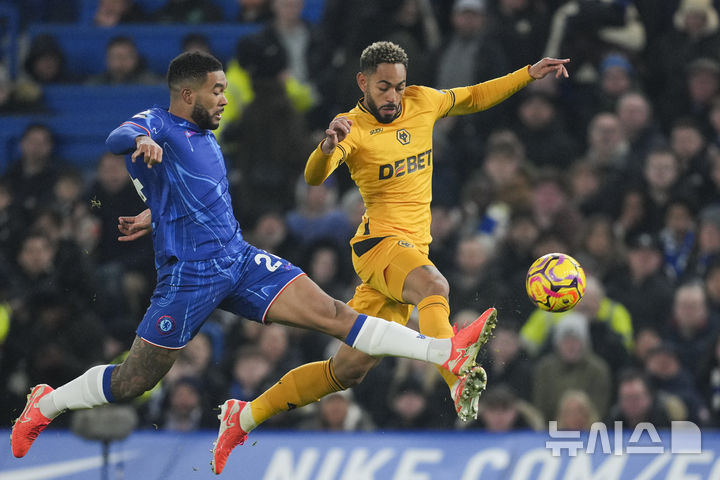 [런던=AP/뉴시스] 잉글랜드 프로축구 프리미어리그(EPL) 첼시의 리스 제임스(왼쪽), 울버햄튼의 마테우스 쿠냐. 2025. 1. 20.