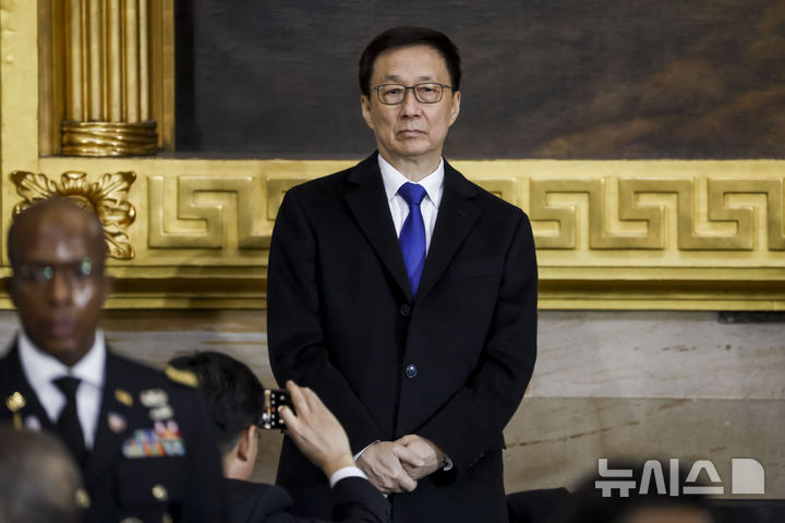 [워싱턴=AP/뉴시스] 중국의 한정 국가부주석은 26일(현지 시간) 유엔총회 연설에서 쿠바, 이란 문제를 둘러싸고 미국을 겨냥해 비판적인 메시지를 냈다. 사진은 한 부주석이 지난해 1월 20일 미 연방의회 의사당 로툰다 홀에서 열린 도널드 트럼프 미국 대통령 당선인의 취임식에 참석한 모습. 2026.09.27.