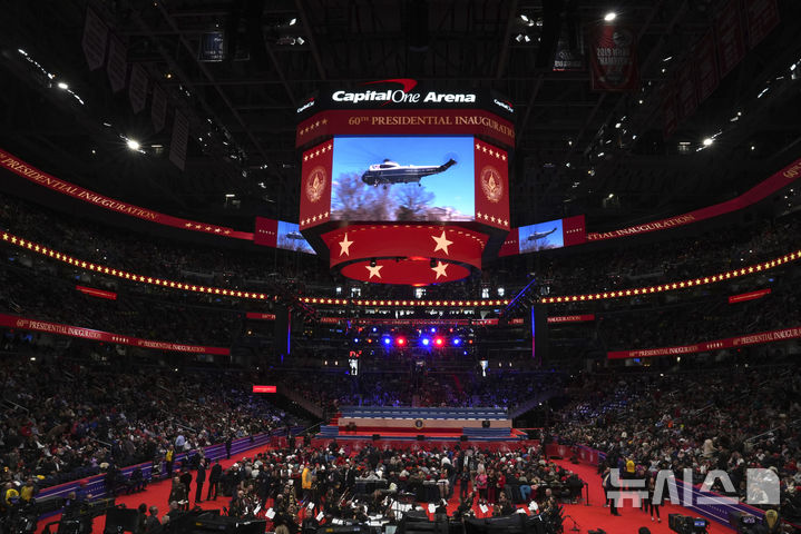 [워싱턴=AP/뉴시스]도널드 트럼프 미 대통령 취임 축하행사가 열리는 캐피털 원 아레나(Capital One Arena). 취임 선서를 마친 트럼프가 이곳에서 20일 오후(현지시각) 각종 대통령 행정명령에 서명할 것으로 예상된다. 2025.1.21. 