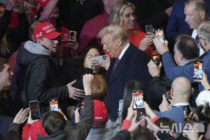 [워싱턴=AP/뉴시스]도널드 트럼프 미국 대통령이 20일(현지 시간) 미국 워싱턴DC 캐피탈 원 아레나를 방문해 지지자들의 환호를 받고 있다. 2025.01.21.