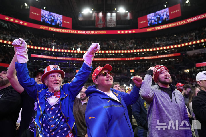 [워싱턴=AP/뉴시스] 도널드 트럼프 미국 대통령이 20일(현지 시간) 미국 워싱턴DC 캐피탈 원 아레나를 방문하자 지지자들이 환호하고 있다. 2025.01.21.