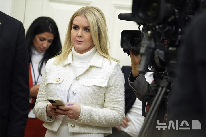 [워싱턴=AP/뉴시스]캐롤라인 레빗 백악관 대변인이 지난 20일(현지 시간) 백악관 집무실에서 도널드 트럼프 대통령의 행정 서명 모습을 지켜보고 있다. 2025.01.22.