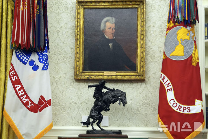 [워싱턴=AP/뉴시스] 지난 20일(현지 시간) 미국 워싱턴DC 백악관에 앤드루 잭슨 전 대통령 초상화가 걸린 모습. 2025.01.25.