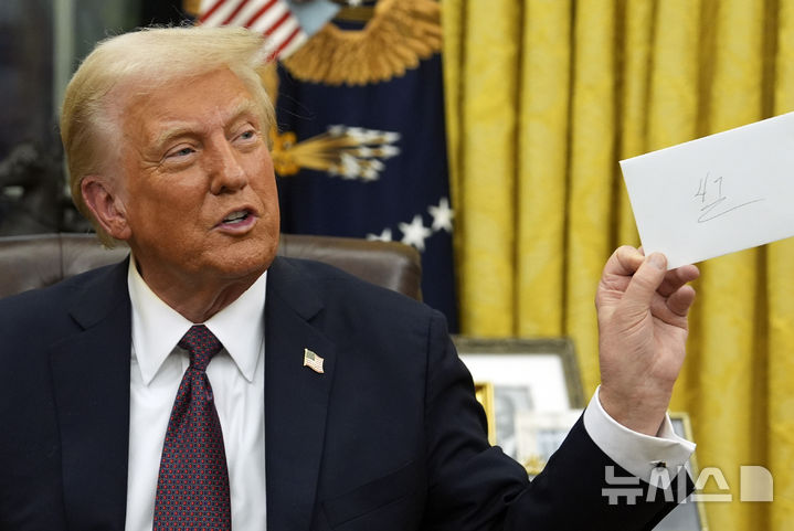[워싱턴=AP/뉴시스] 도널드 트럼프 미국 대통령이 20일(현지 시간) 백악관 집무실에서 조 바이든 전 대통령이 남긴 손편지를 보여주고 있다. 편지에는 '47'이라는 숫자가 적혀 있다. 2025.01.22.