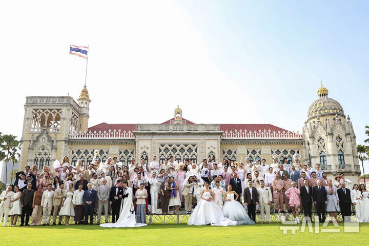 [방콕=AP/뉴시스] 지난 15일(현지 시간) 태국 방콕 정부청사에서 LGBTQ+ 커플들이 태국의 결혼평등법 합법화 홍보 촬영을 하고 있다. 태국은 23일부터 동남아 국가 최초이자 아시아 국가 세 번째로 동성 커플 결혼을 합법화했으며 이에 따라 전국 행정 사무소에서 동성 커플의 혼인 신고를 받기 시작했다. 2025.01.23.