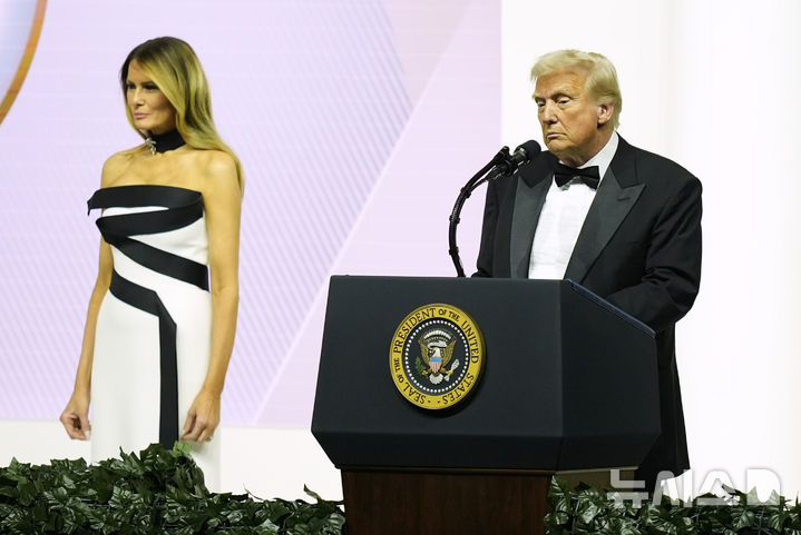 [워싱턴=AP/뉴시스] 도널드 트럼프 미국 대통령이 20일(현지 시간) 워싱턴에서 열린 취임 무도회에서 연설하고 있다. 트럼프 당선인은 캠프 험프리스 미8군과 영상통화 하며 한국 상황을 물었다. 2025.01.21.