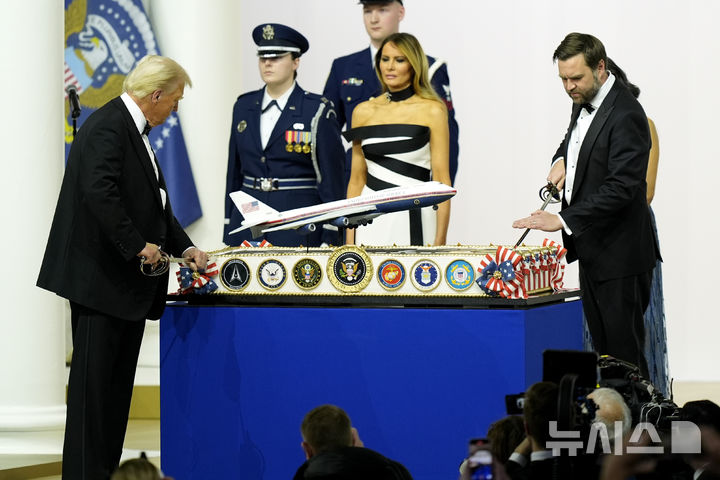 [워싱턴DC=AP/뉴시스]JD 밴스 미국 부통령은 자국이 지난 40년 동안 전쟁에서 한 차례도 승리하지 못했다며 군 개혁이 필요하다고 강조했다. 사진은 도널드 트럼프(왼쪽) 미국 대통령과 밴스(오른쪽) 부통령이 지난 20일(현지 시간) 수도 워싱턴DC에서 열린 사령관 무도회에서 의장용 군도로 축하 케이크를 자르는 모습. 2025.01.27.