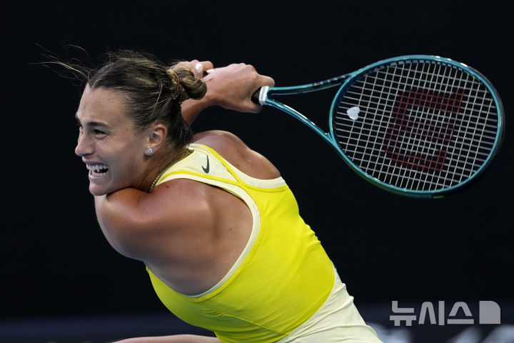 [멜버른=AP/뉴시스] 아리나 사발렌카(1위·벨라루스)가 지난달 21일(현지 시간) 호주 멜버른의 로드 레이버 아레나에서 열린 호주오픈 여자 단식 8강전에서 아나스타시야 파블류첸코바(32위·러시아)와 경기하고 있다. 3연패를 노리는 사발렌카가 2-1(6-2 2-6 6-3)로 승리하고 4강에 합류했다. 2025.01.21.