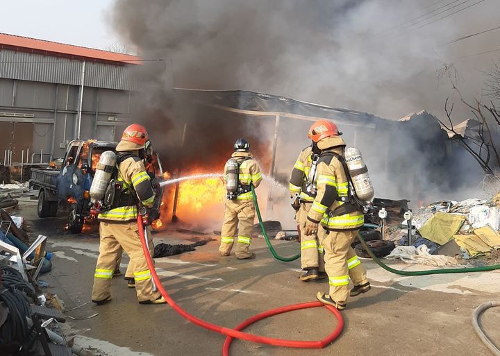  [영주=뉴시스] 영주시 안정면 안심리 농자재 보관창고에서 발생한 화재를 진화하고 있다. 2025.01.21. (사진=경북소방본부 제공) photo@newsis.com *재판매 및 DB 금지