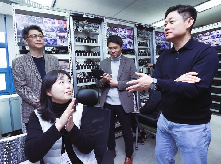 홍범식 LG유플러스 사장이 올해 들어 첫 현장 경영으로 대전 유성구에 위치한 LG유플러스 ‘대전 R&D 센터’를 직접 방문해 현장을 살피고 임직원과 대화하는 시간을 가졌다. 홍범식 사장(맨 오른쪽)이 홈서비스품질 직원에게 업무 설명을 듣는 모습. (사진=LG유플러스) *재판매 및 DB 금지