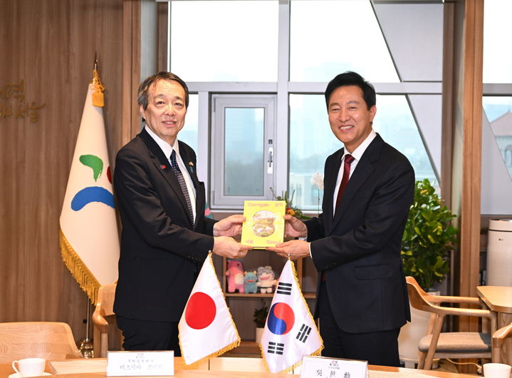 [서울=뉴시스] 오세훈 서울시장이 20일(월) 서울시청을 찾은 미즈시마 코이치 주한일본대사에게 서울의 정원이 소개된 홍보 책자 '감각서울'을 전달하고 있다. 2025.01.20. (사진=서울시 제공) *재판매 및 DB 금지