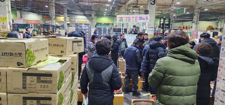 [창원=뉴시스]21일 농협 창원공판장의 경매 현장.2025.01.21.sky@newsis.com *재판매 및 DB 금지