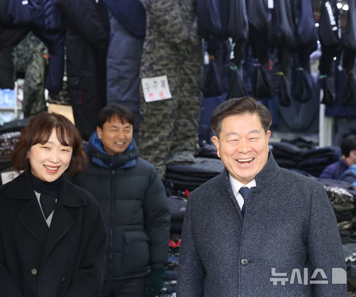 [광명=뉴시스]박승원 광명시장이 20일 광명전통시장을 방문해 상인들과 이야기를 나누며 웃고 있다.(사진=광명시 제공)2025.01.21.photo@newsis.com