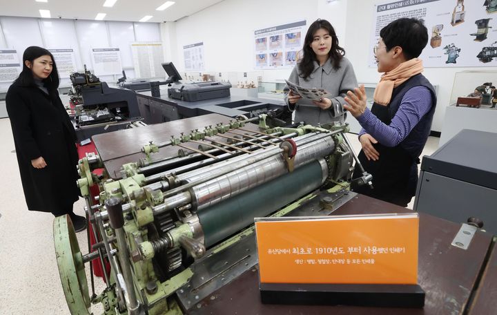 [대전=뉴시스] 조명휘 기자 = 대전 동구 도심형산업지원플랫폼에 문을 연 인쇄역사관에서 시민들이 전시품을 살펴보고 있다. (사진= 동구청 제공) 2025.01.21. photo@newsis.com *재판매 및 DB 금지