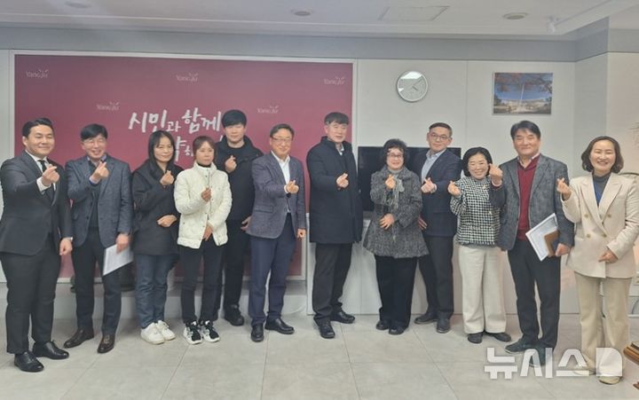 [양주=뉴시스] 경기 양주시와 국민의힘 안기영 당협위원장이 지난 20일 오후 2시30분께 양주시청에서 37번 버스 종점 변경에 대해 서울시 관계자들과 협의한 뒤 기념사진을 촬영하고 있다. (사진=안기영 당협위원장 제공) 2025.01.21 photo@newsis.com