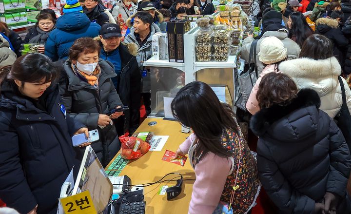 [화천=뉴시스] 21일 화천 군은 산천어축제장 내 3곳에 농특산물 판매장을 설치해 운영 중이다고 밝혔다. 화천군 제공. *재판매 및 DB 금지