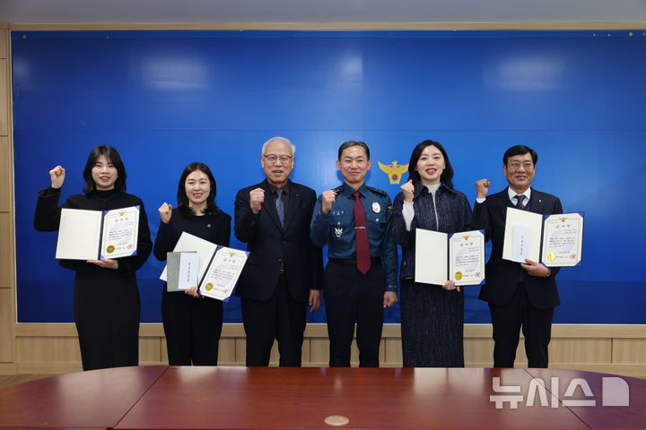 [제주=뉴시스] (왼쪽 네 번째)김수영 제주경찰청장이 21일 제주경찰청 청사에서 보이스피싱 피해를 막아낸 제주시 농협 본점 (왼쪽 첫 번째)박하정 계장, (왼쪽 두 번째)양은주 과장과 제주시 농협 동문지점 (왼쪽 다섯 번째)정옥선 팀장, (왼쪽 여섯 번째)조홍필 지점장 등에게 감사장을 전달하고 기념 사진을 찍고 있다. (사진=제주경찰청 제공) 2025.01.21. photo@newsis.com