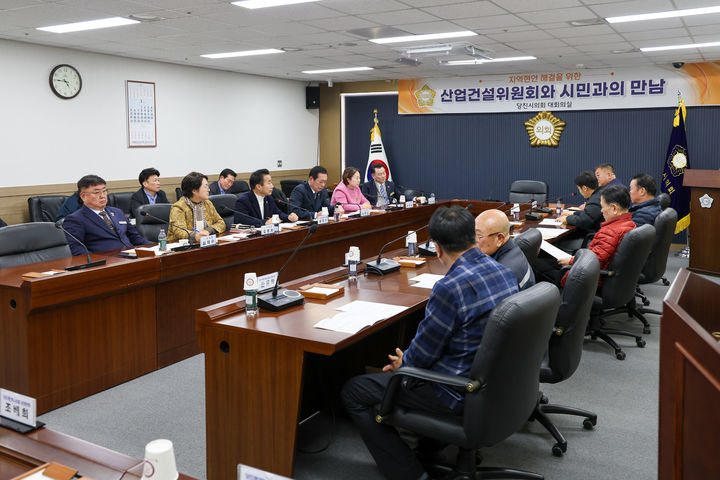 [당진=뉴시스] 당진시의회가 지난 20일 대회의실에서 지역 택시업계 관계자 등과 간담회를 갖고 있다. (사진=당진시의회 제공) 2025.01.21. photo@newsis.com *재판매 및 DB 금지