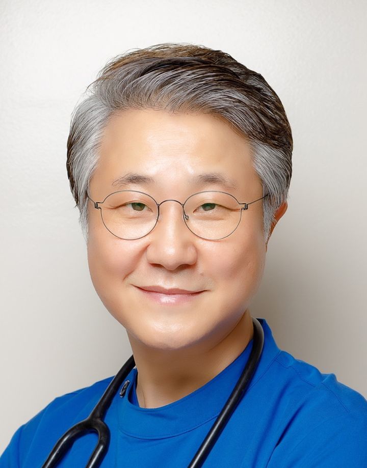 [부산=뉴시스] 동아대학교는 의과대학 한성호 교수가 최근 서울에서 열린 대한가정의학회 정기 평의원회에서 제35대에 이어 제36대 회장으로 재선출됐다고 21일 밝혔다. (사진=동아대 제공) 2025.01.21. photo@newsis.com *재판매 및 DB 금지