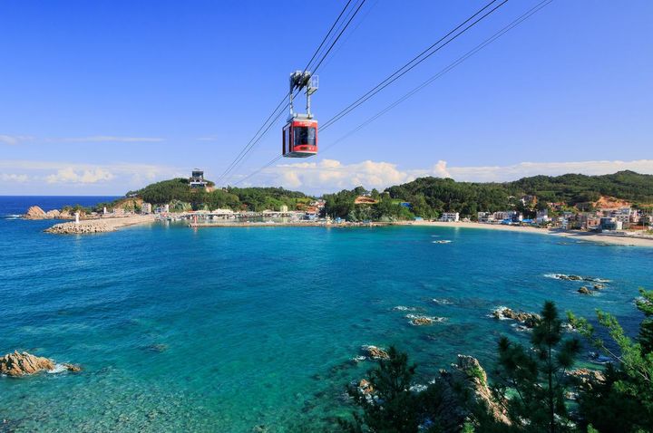 [삼척=뉴시스] 삼척시 근덕면 용화 ~ 장호 간 874m 해상구간을 운행하고 있는 해상케이블카 모습. (사진=뉴시스DB) photo@newsis.com *재판매 및 DB 금지