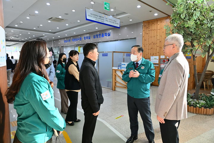 [속초=뉴시스] 21일 이병선 속초시장이 응급의료기관인 속초의료원과 보광병원을 방문하여 응급의료체계 현장을 점검하고 의료진의 노고에 감사를 표하며, 연휴 기간에도 시민과 귀성객을 위해 최선을 다하여 줄 것을 당부하고 있다.(사진=속초시 제공) photo@newsis,com *재판매 및 DB 금지