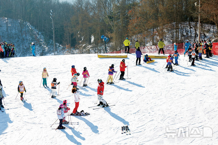[서울=뉴시스] 엘리시안 강촌 스키장 전경. (사진= 엘리시안리조트 제공)