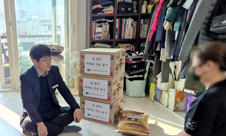 [창녕=뉴시스] 장정석 위원장이 어려운 군민의 가정을 방문해 물품을 전달하고 있다. (사진= 창녕군 제공) 2025.01.21. photo@newsis.com *재판매 및 DB 금지