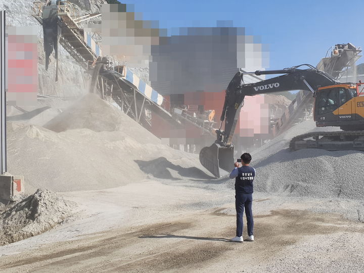 비산먼지 발생 현장 단속.(사진=경남도 제공) 2024.01.21. *재판매 및 DB 금지