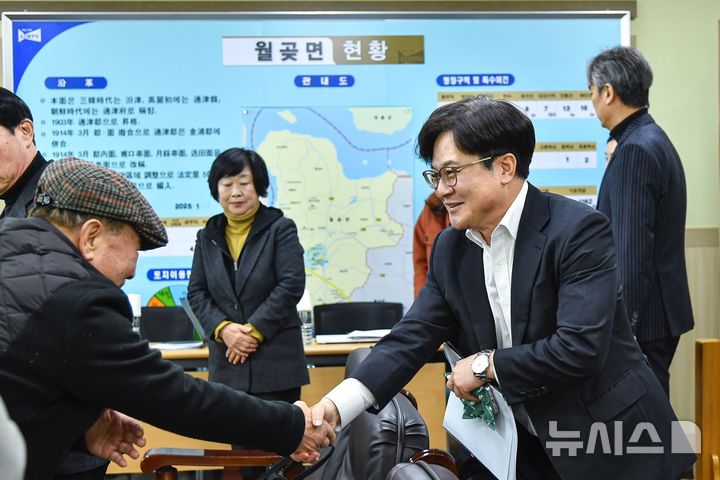 [김포=뉴시스] 정일형 기자 = 김병수 시장이 20일 월곶면 신년인사회에서 시민들과 인사를 나누고 있다. (사진은 김포시 제공)