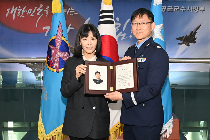 [대구=뉴시스] 공군 군수사령부는 21일 항공자원관리단 이승국 준위에게 LG의인상을 수여했다. (사진=공군 군수사령부 제공) 2025.01.21. photo@newsis.com *재판매 및 DB 금지
