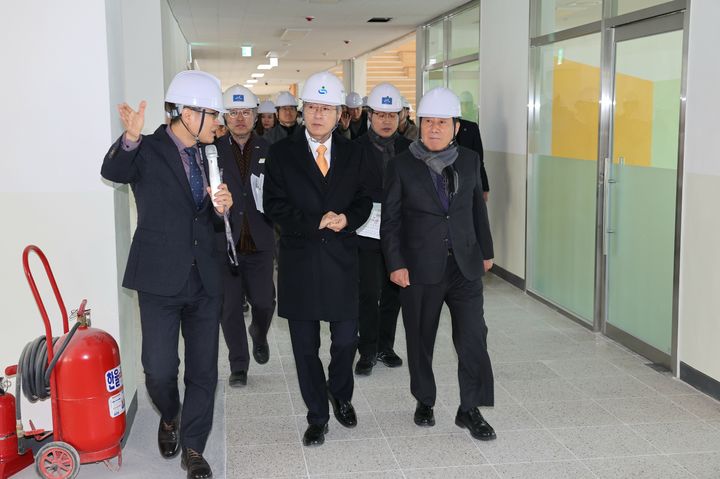 [양산=뉴시스] 나동연 시장과 박종훈 경남도교육감이 양산시 특성화고등학교인 양산인공지능고에 대한 건축 공사 상황과 학교 개교 준비상황 현장점검을 하고 있다. (사진=양산시 제공) 2025.01.21. photo@newsis.com *재판매 및 DB 금지