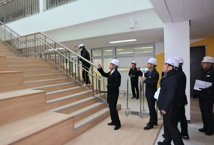[양산=뉴시스] 나동연 시장과 박종훈 경남도교육감이 양산시 특성화고등학교인 양산인공지능고에 대한 건축 공사 상황과 학교 개교 준비상황 현장점검을 하고 있다. (사진=양산시 제공) 2025.01.21. photo@newsis.com *재판매 및 DB 금지