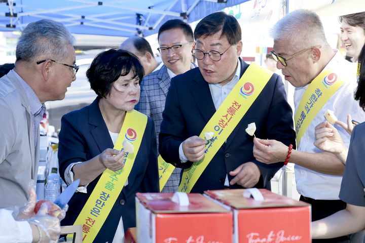 [합천=뉴시스] 합천군청 합천군 농특산물 직거래장터 운영 *재판매 및 DB 금지 *재판매 및 DB 금지