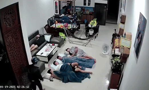 [서울=뉴시스] 베트남의 한 가정집에서 영화에서나 볼 법한 추격전이 펼쳐졌다. (사진=docnhanh) *재판매 및 DB 금지