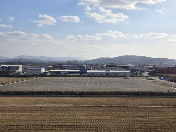 [논산=뉴시스]충남 논산시가 주차난 해소를 위해 '논산시 임시 대형차량(화물‧승합)공영주차장'을 조성하고 24일부터 무료로 개방한다. (사진=논산시 제공). 2025. 01. 21 photo@newsis.com *재판매 및 DB 금지