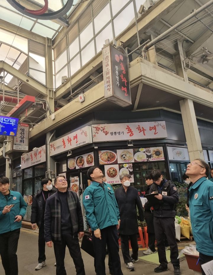 전통시장 점검 중인 윤동욱 전주부시장. *재판매 및 DB 금지