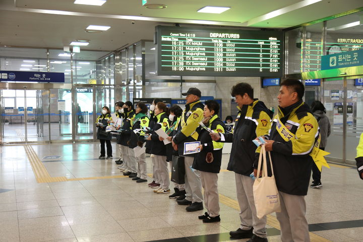 [대구=뉴시스] 대구북부소방서는 21일 대구역 일대에서 화재예방 합동 캠페인을 벌였다. (사진=대구북부소방서 제공) 2025.01.21. photo@newsis.com *재판매 및 DB 금지