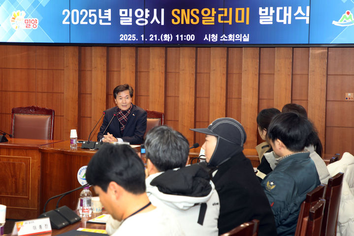[밀양=뉴시스] 안병구 시장이 2025년 SNS 알리미 발대식에서 인사말을 하고 있다. (사진= 밀양시 제공) 2025.01.21. photo@newsis.com *재판매 및 DB 금지