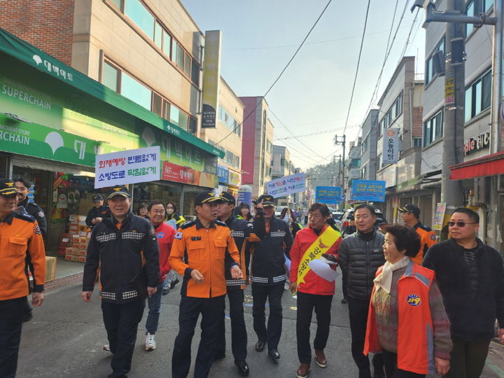 [대구=뉴시스] 대구강북소방서는 21일 서변중앙시장에서 화재안전 간담회를 추진했다. (사진=대구강북소방서 제공) 2025.01.21. photo@newsis.com *재판매 및 DB 금지